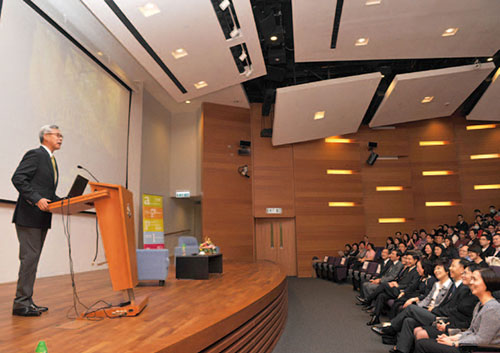 The former Commissioner Lee Ming-kwai shares the bitters and sweets of his Police career with the officers at the Balance and Wisdom seminar.