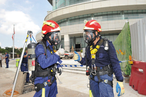 密闭空间搜查队人员配备专业的搜查和呼吸辅助工具，以应付工作需要。