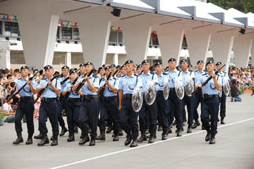 警察機動部隊人員結業會操。