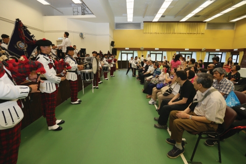 Members of Hong Kong Federation of the Blind
enjoy the Police Band's performance.