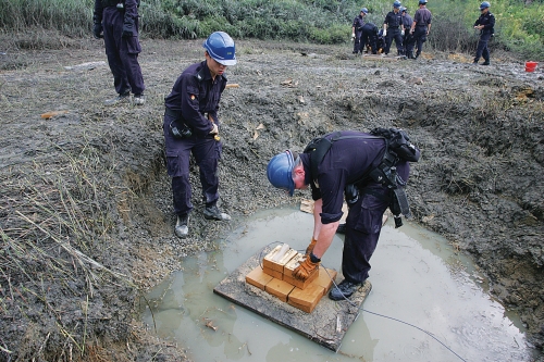 爆炸品处理课主要负责处理爆炸品，包括安全拆除第二次世界大战遗留的未爆弹药。