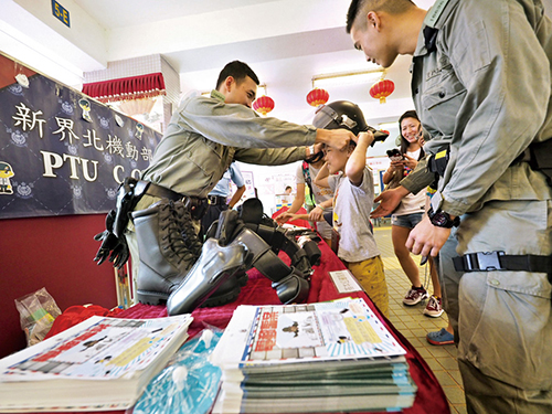 PTU New Territories North officers introduce their equipment to members of the public at a community event.