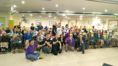 Members of the Police Volunteer Services Corps and Police Band visited an elderly home to play music and give balloon flowers and animals to the elderly residents.