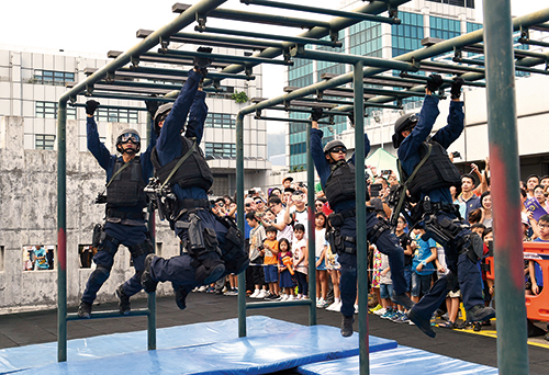 The Airport Security Unit marked its 40th anniversary with an open day at the Airport Police Station, which attracted some 3,400 visitors.