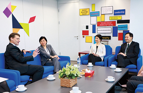 Force members in dialogue with a representative of an overseas law enforcement agency.