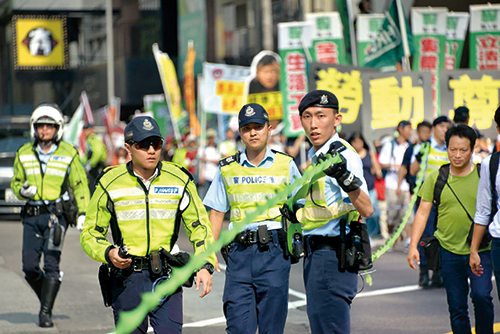 港岛总区人员于五一劳动节管理公众游行。