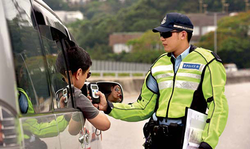 警務人員要求司機進行呼氣測試。