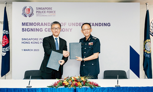 The Commissioner, Mr Siu Chak-yee, headed a 16-member delegation to visit the Singapore Police Force (SPF) in March. He met the Director of the Central Narcotics Bureau of Singapore and the Commissioner of the SPF, and signed a Memorandum of Understanding (MOU) with the SPF on future co-operation so as to strengthen collaboration between the two Forces in criminal investigation, intelligence exchange and police training.