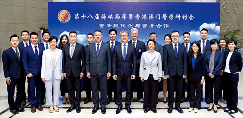 The Commissioner, Mr Siu Chak-yee, took a 26-member delegation to Suzhou to attend the 18th Symposium on Police Studies of the Strait, Hong Kong and Macao in June. Under the theme 'Police Modernisation and Co-operation', more than 200 police officers, experts and academics from the Mainland, Hong Kong, Taiwan and Macao talked about significant issues, such as how technological progress could enhance policing efficacy.
