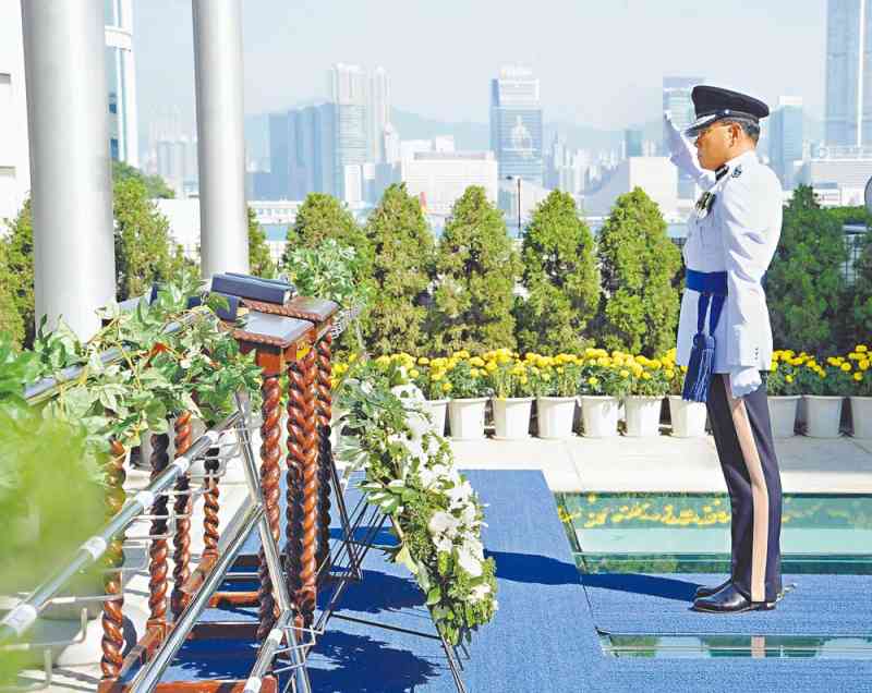 處長曾偉雄獻上警隊花圈。