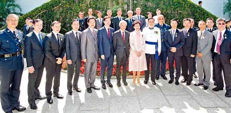 Mrs Lam (sixth right, front row) and Mr Lo (fifth right, front row) congratulate the police awardees